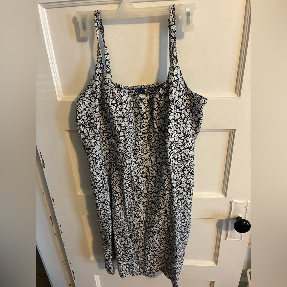 XL Old Navy blue and white floral stretchy summer dress